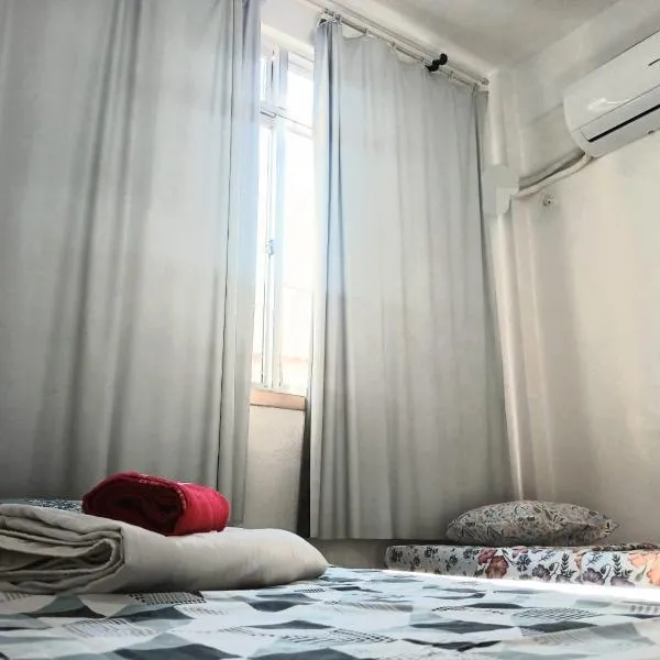 Quarto Privado Cama Casal e Individuais Apto, hotel no Rio de Janeiro