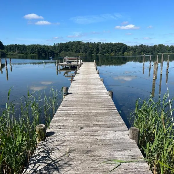 Idyllische Wohnung mit Terrasse und Seezugang, hotel em Bosau