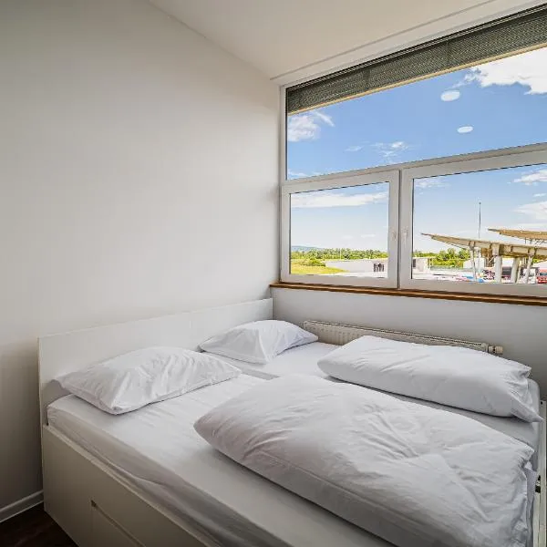 Comfort Rooms Obrežje by Highway, Free Covered Parking, hotel v destinaci Jesenice na Dolenjskem