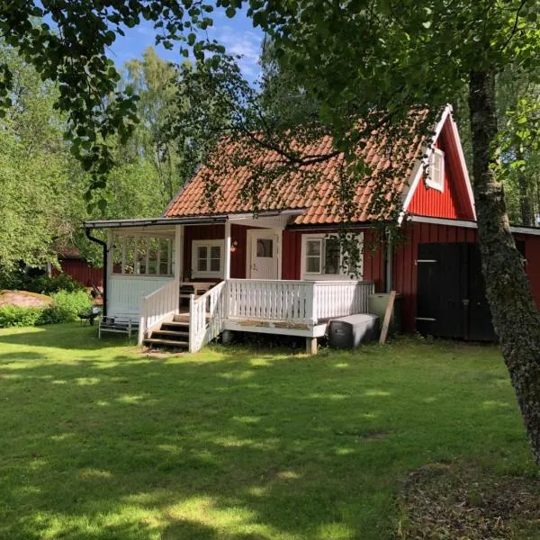 Forrest cottage by the lake, hotel in Trensum