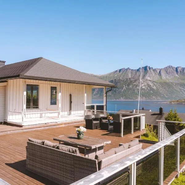 Spacious Waterfront Gem - Panoramic View - Terrace, hotel in Fjordgård