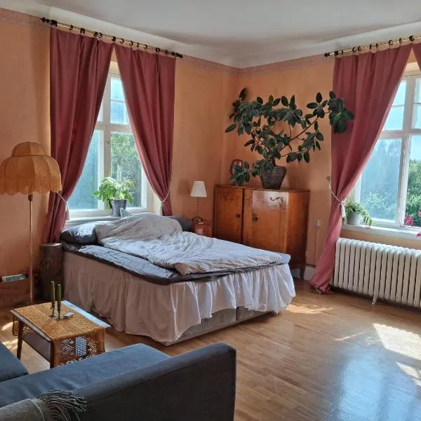 Blombacka bruks väg 12, hotel in Molkom