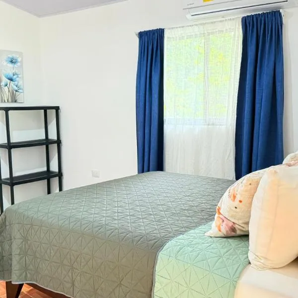 Yellow House, Hotel in Quepos