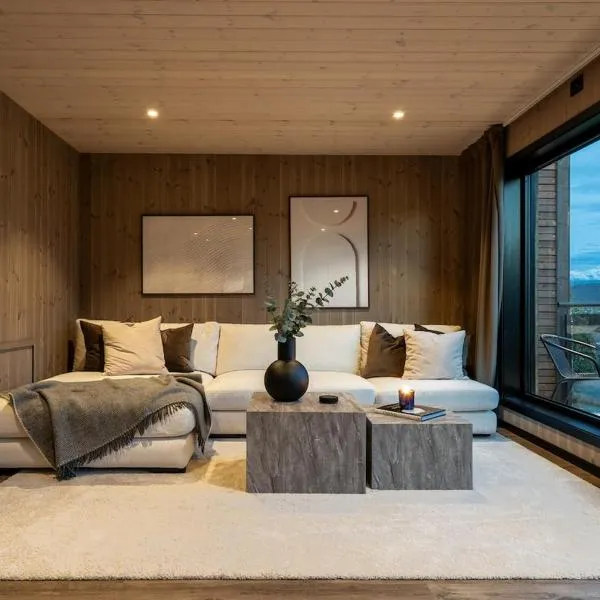 Modern and luxurious cottage at MALANGEN resort, hotel em Kjerrvika