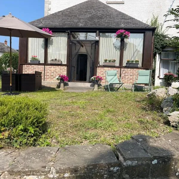Bedroom with extension on Veranda, hotel en Yvoir