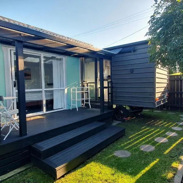 Cozy Tiny House Near The Beach, hotel a New Plymouth