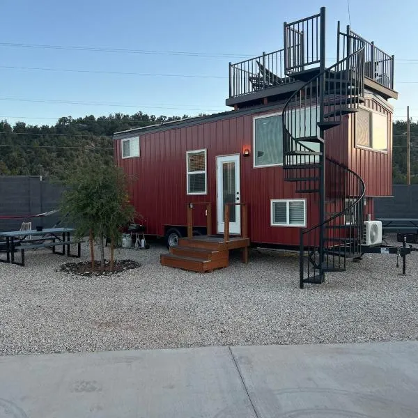 Addies Place Lodge Tiny Home near Zion National Park, hotel v destinaci Apple Valley