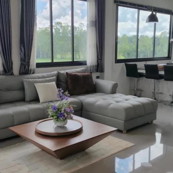 Harary Family apartments, hôtel à Amphoe Sawang Daen Din