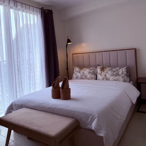 Bright & Cozy High-Rise Condo, hotel in Pulong Cacawate
