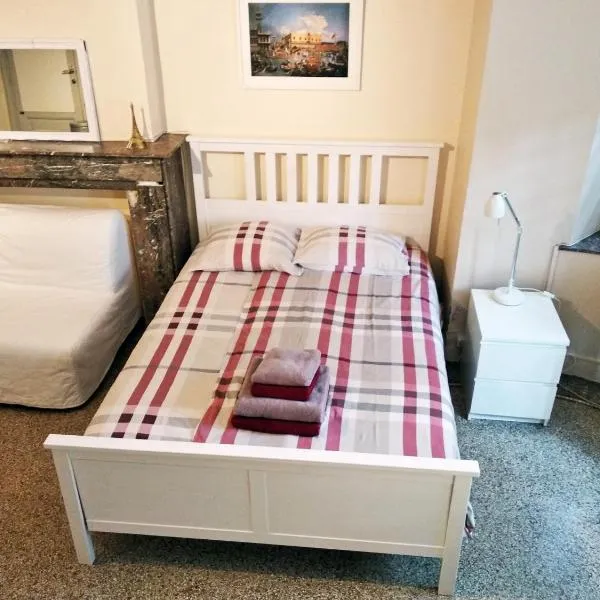 Central and convenient studio near supermarkets and public transports, hotel v Bruselu