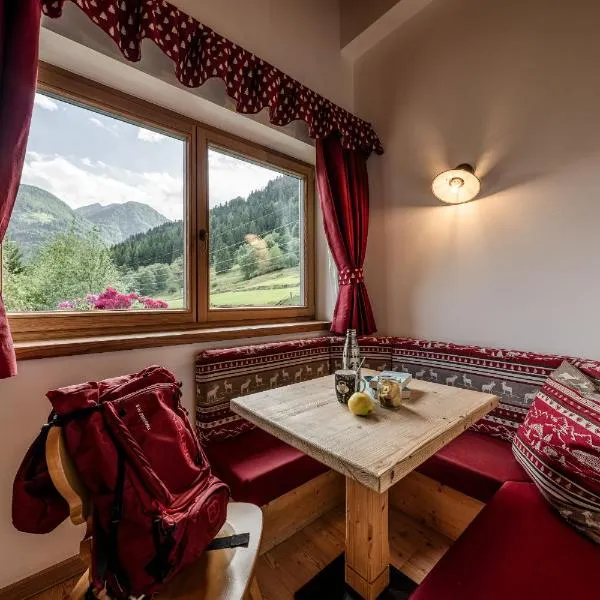Hotel Chalet Alpenrose Bio Wellness Naturaktivhotel, hotel v destinaci Cogolo
