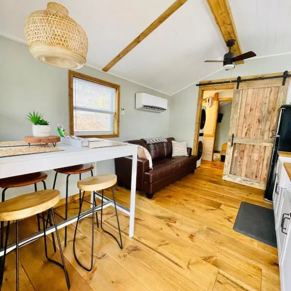 Misty Hollow Tiny Home Cottage, hotel i Robbinsville