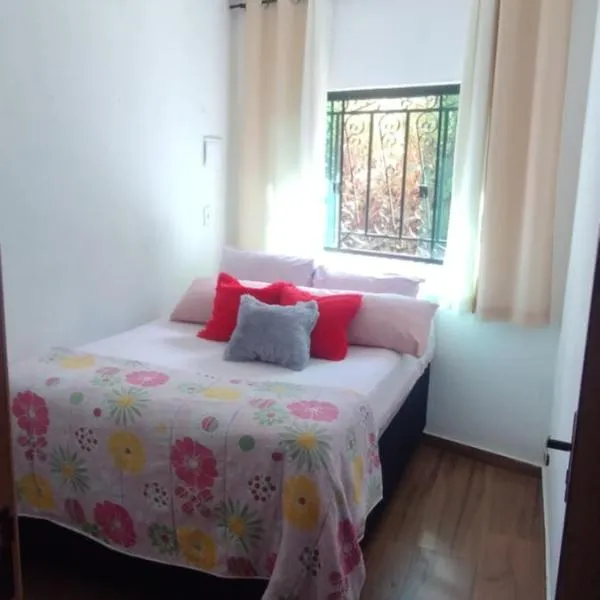 Casa moderna em meio à natureza、オウロ・プレットのホテル