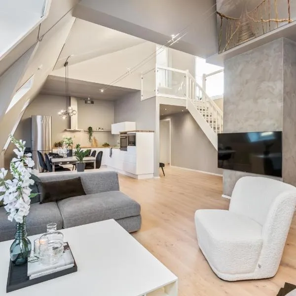 Two bedroom penthouse with large living room and rooftop in the city centre of Trondheim, ξενοδοχείο στο Τρόντχαϊμ
