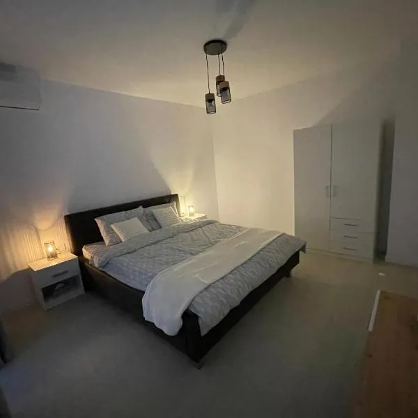 Studio KERM, Hotel in Onești