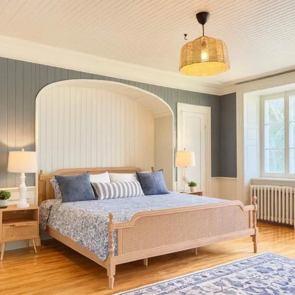 The Royal d'Antan 8 people Parking, hotel em Quebeque