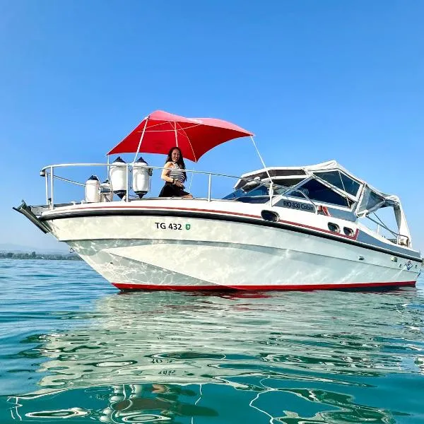 Gemütliches Motorboot im Yachthafen von Romanshorn, hotell Romanshornis