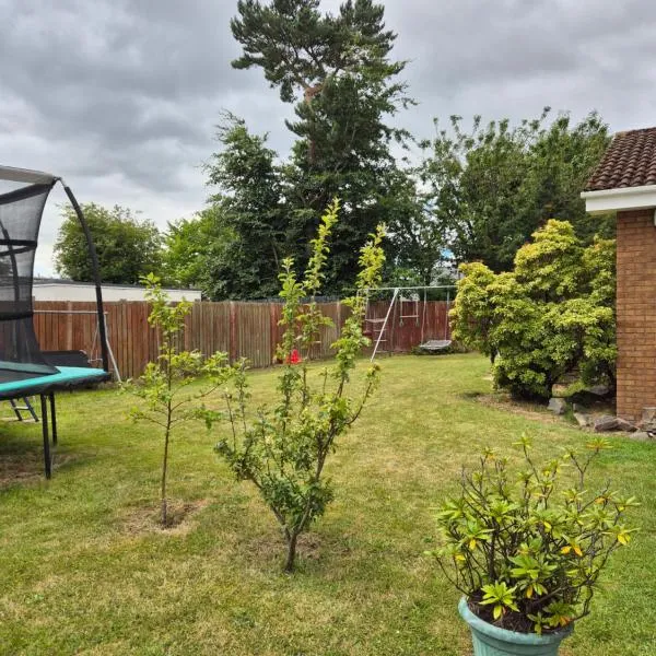 Spacious Three Bedroom Detached Bungalow in Dundee with large Gardens、ダンディーのホテル