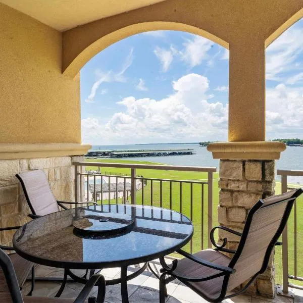 Lakefront Corsicana Condo: Pool & Private Balcony!, hotel v destinácii Corsicana