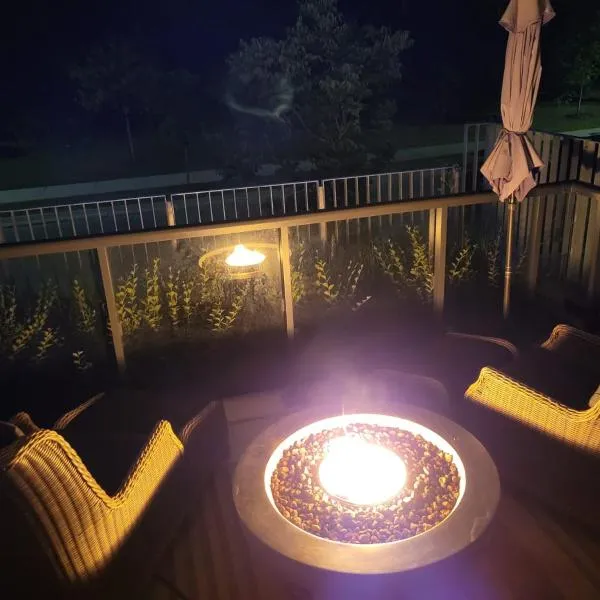 Nature trail view with cozy patio and firetable, hotel u gradu Innisfil