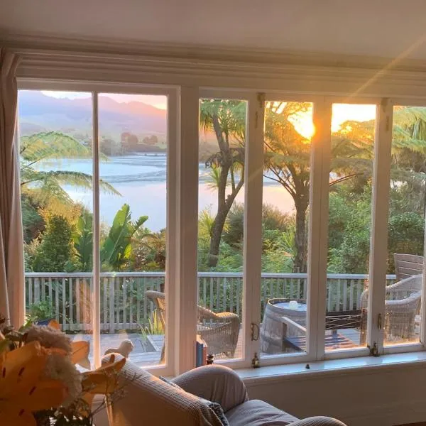 Raglan waterfront romantic cottage, Hotel in Raglan