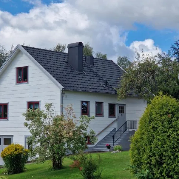 Nyrenoverad lägenhet centralt, nära till kust och natur, hotel in Munkedal
