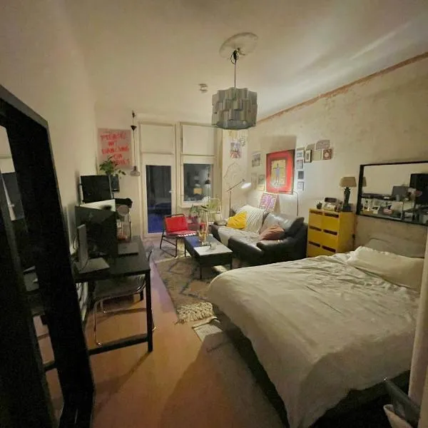 Charming artsy room in a shared apartment, hôtel à Berlin