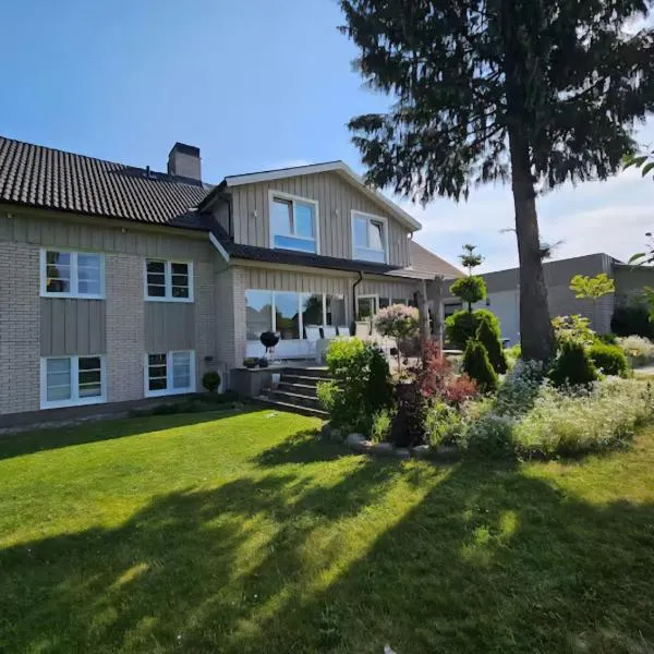 Dream house with garden, khách sạn ở Kalmar