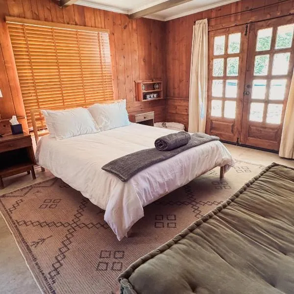 Room 1 - Downtown Joshua Tree Motel - Pet Friendly - Walk to Shops & Visitor Center, Minutes to Park Entrance, hotel in Joshua Tree