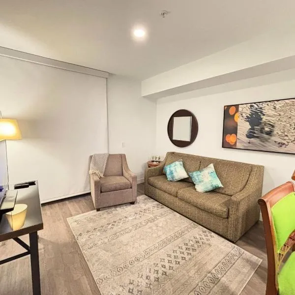 Urban Gorgeous Hollywood Living with rooftop views and BBQ, GYM, hotel in Los Angeles