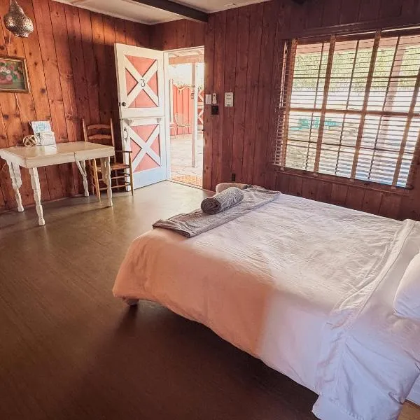 Room 3 - Downtown Joshua Tree Motel - Pet Friendly - Walk to Shops & Visitor Center, Minutes to Park Entrance, hotel in Joshua Tree