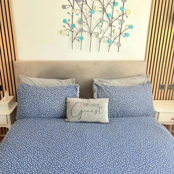 EasyStay - Bright & Spacious house, recently renovated, Free Parking near Luton Airport, hotell i Luton