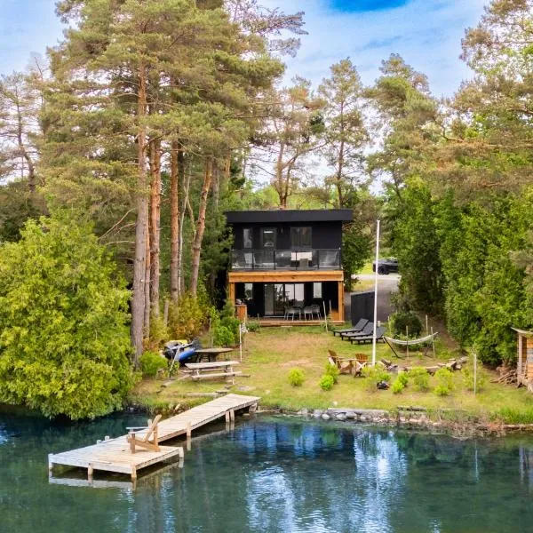 Casa Del Capo Luxury Lakefront Retreat with Infrared Sauna, Dock, EV, hotel in Washago