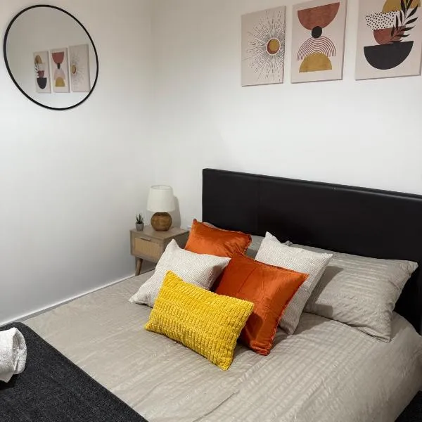 Luxury and Cosy Apartment near Old Trafford M16 ,Free Private Parking,Fast Wi-Fi,Self Check-In Anytime Perfect For Late Arrivals, 5 Minutes to Old Trafford Stadium, hotel in Manchester