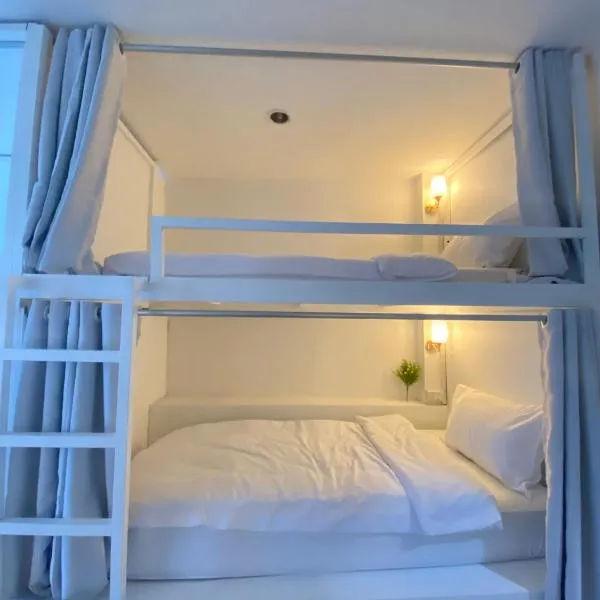 Nomad Stay Hostel with Coworking Space, hotel in Amphoe Koh Samui