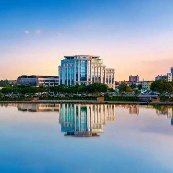 Guangzhou Elegant International Hotel Panyu Square Metro Station Branch - Free Shuttle Bus to Canton Fair Complex During Canton Fair Period & Free Deliver Service to Guangzhou Baiyun International Airport, hotel in Guangzhou