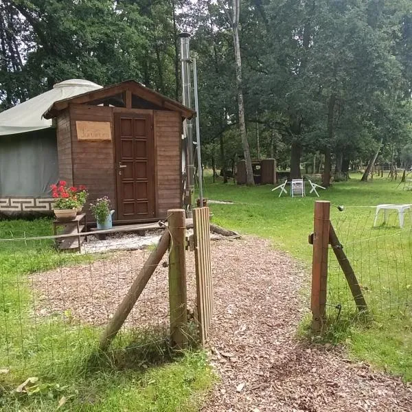 Jurta na farmě, hotel in Karlovy Vary