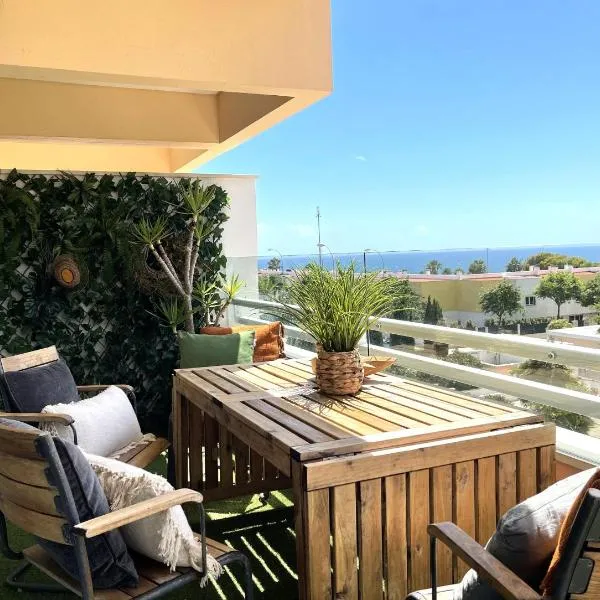 Lux Apt in Priv Condo with Pool, near Beach, Parking & Easy Access to Lisbon, hotel en Parede