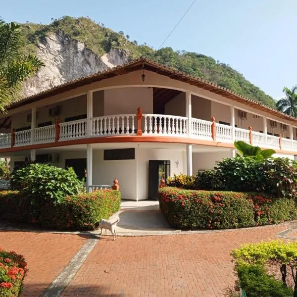 Hotel Villa De Los Angeles、ビリャビセンシオのホテル