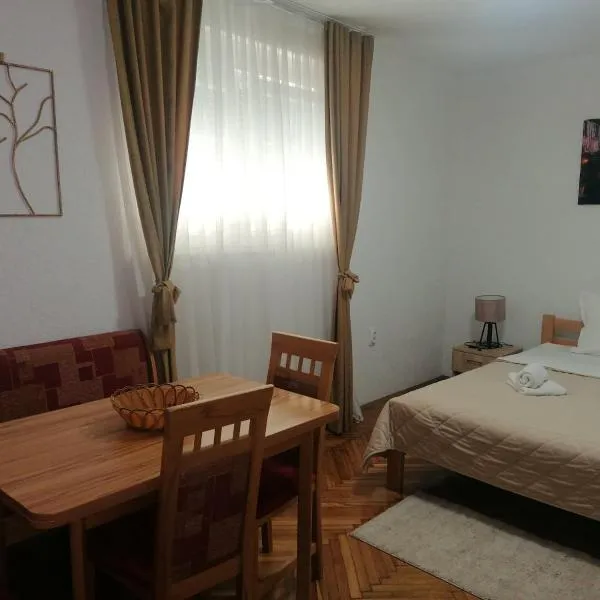 Stil Park Apartmani、Vrnjačka Banjaのホテル
