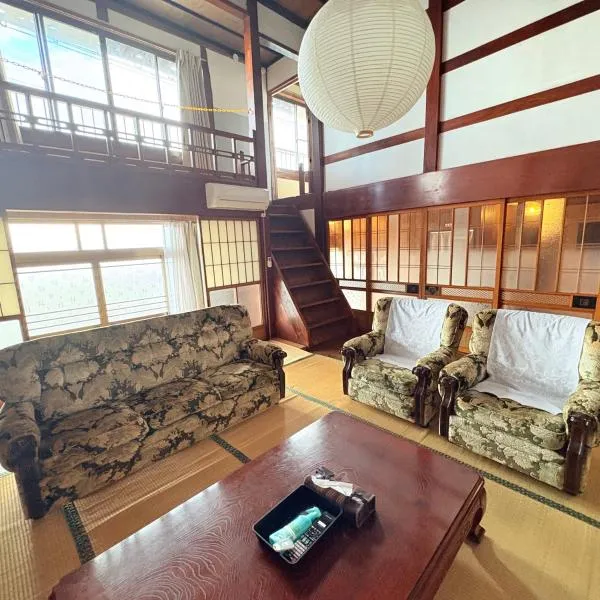 自然に囲まれた海沿いの広い一軒家 貸切 佐渡 古民家 レッドジャスパーRedjasper, hotel in Sado