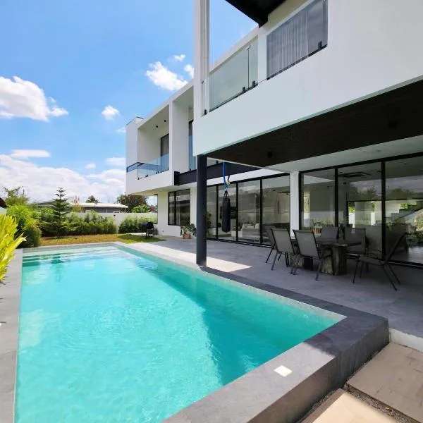 Pool villa near Ruamchok Boxing private pool etc, hotel en Chiang Mai