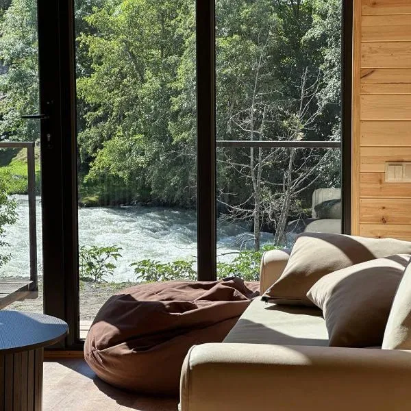 Tetnuldi River Chalet，位于梅斯蒂亚的酒店
