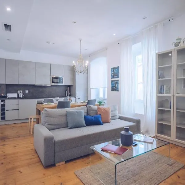 Eclectic 2BR with shared terrace perfect getaway,位于直布罗陀的酒店