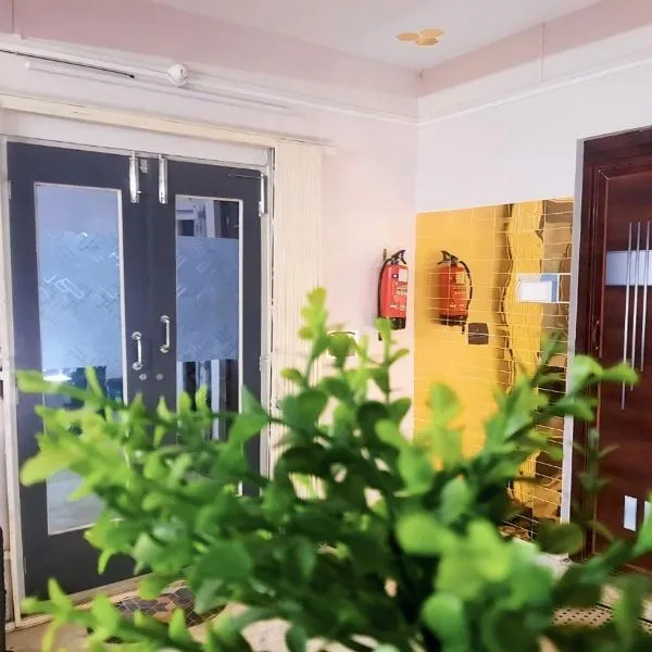 Little While global-Micro hotel- Backpacker friendly- near metro, отель в Калькутте
