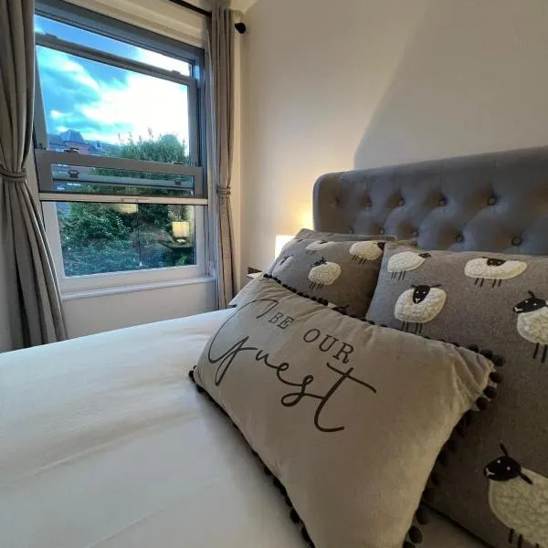 Stylish City Retreat with Views & Court Yard, hotel in Leeds