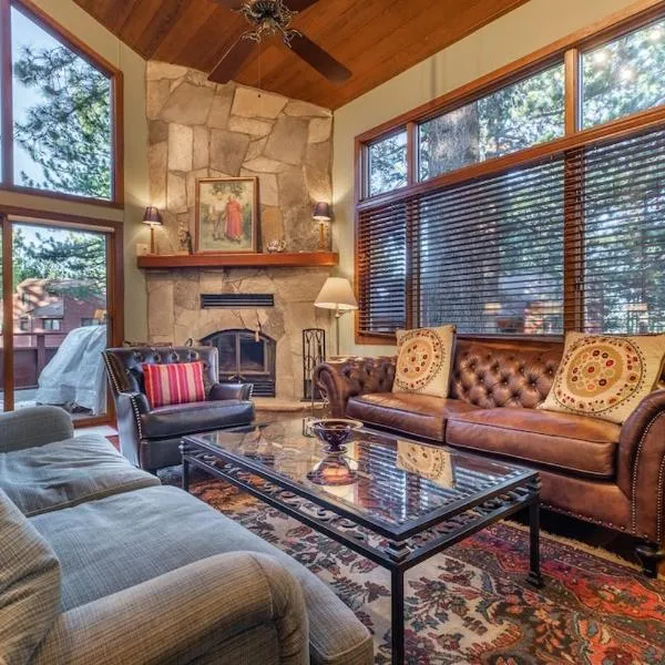 Townhouse Art Gallery in Mammoth's Best Location, hotel in Mammoth Lakes