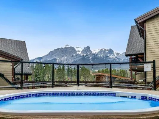 3 Bedroom Condo by Canadian Rockies Vacation Rentals, ξενοδοχείο στο Κάνμορ