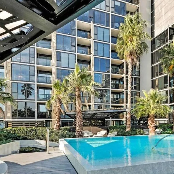 Modern 2BR, Pool, Gym & Parking, hotel in Melbourne