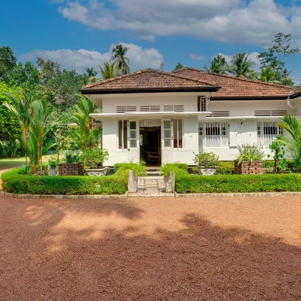 Village Headman's Bungalow, hotel in Bentota